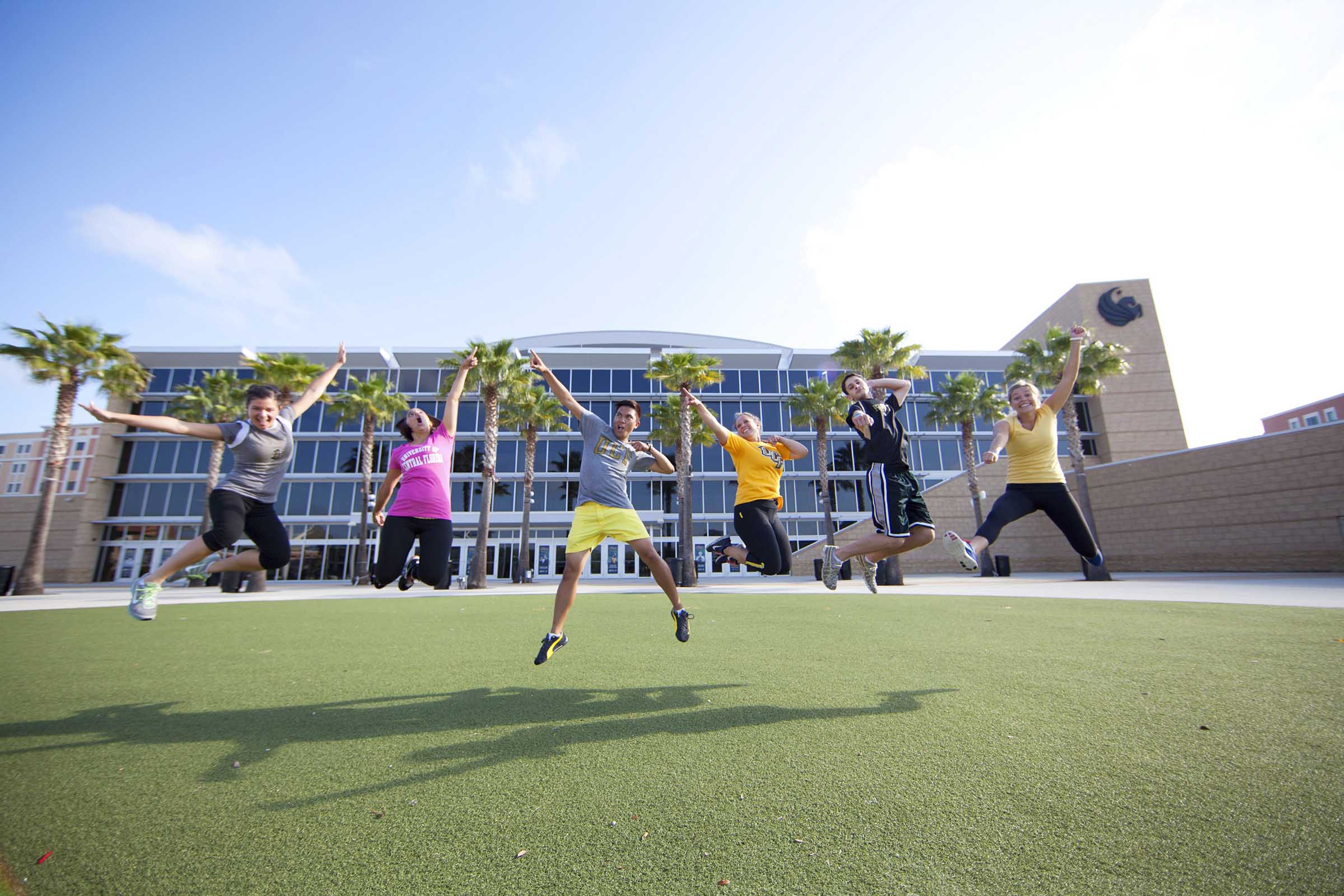 University of Central Florida students in front of the campus arena in Orlando — estudiantes de la Universidad Central de Florida (UCF)